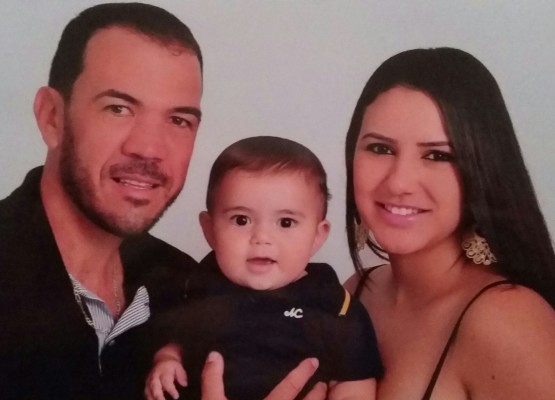 Wesley Marques da Costa, aniversariante do dia 30 com a esposa e filho 