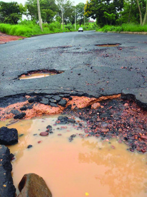 Secretário afirma que serviços asfálticos não podem ser realizados em período chuvoso