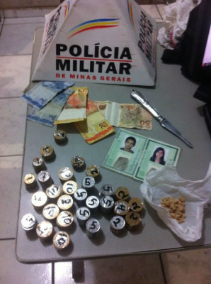 Vários materiais foram apreendidos em residência utilizada como ponto de venda de drogas no bairro Independência