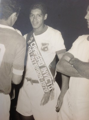 Pelezinho recebe faixa de campeão invicto do interior pelo Uberlândia Esporte em 1970 (Foto Arquivo pessoal)