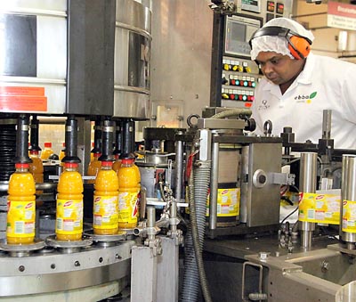 Indústria liderou queda na contratação de empregos formais em 2015