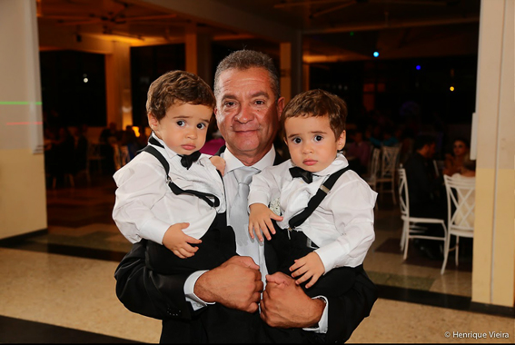 Luiz Estáquio de Jesus, aniversariante do dia 27, com os netos Arthur e Gabriel 