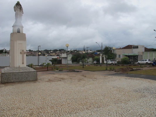 Praça foi anexada a igreja da Matriz