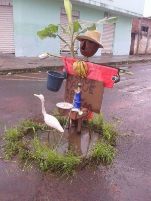 Buracos nas vias tem gerado dor de cabeça aos motoristas e aumentado o movimento nas oficinas mecânicas