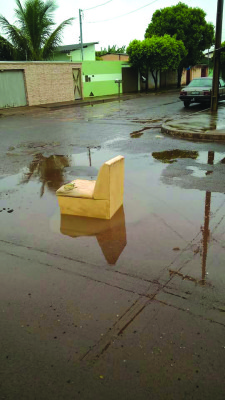 Sofá foi colocado para alertar motoristas sobre os problemas nas vias