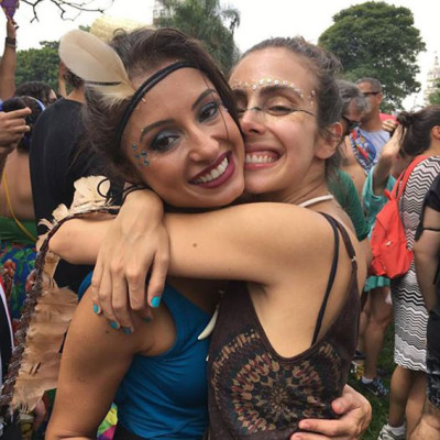 Empresária e linda Aline Nader aproveitou os “dias de Momo” em São Paulo ao lado da prima Giovanna Nader