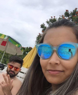 O par Paulo Braganti Júnior e Mariana Arruda em clima de Carnaval com “vidraças escuras” da badaladíssima Chilli Beans Araguari. Lindos!