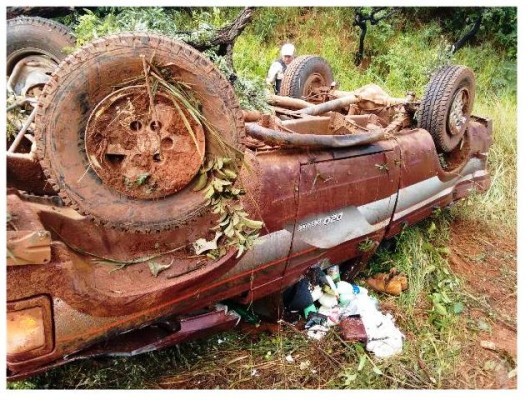 Caminhonete ficou com as rodas para cima após capotar