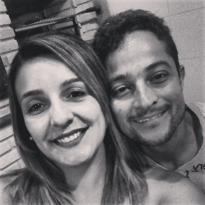 “Ah! mas só tem Psicóloga na sua coluna Saulo?” Não, olha a charmosa Enfermeira, Alessandra Santiago, chegando com tudo por aqui. Se as outras aniversariantes da coluna -- Brunna fez aniversário no dia 1º e a Gabriella no dia 3 -- a mãe do Pablo, da Ana Júlia e esposa de Generoso (na foto com a linda esposa) só poderia ser deste dia 2 de fevereiro. E nós queremos desejar muita saúde, uma ótima semana de aniversário e muitas felicidades. #BDayDaLê