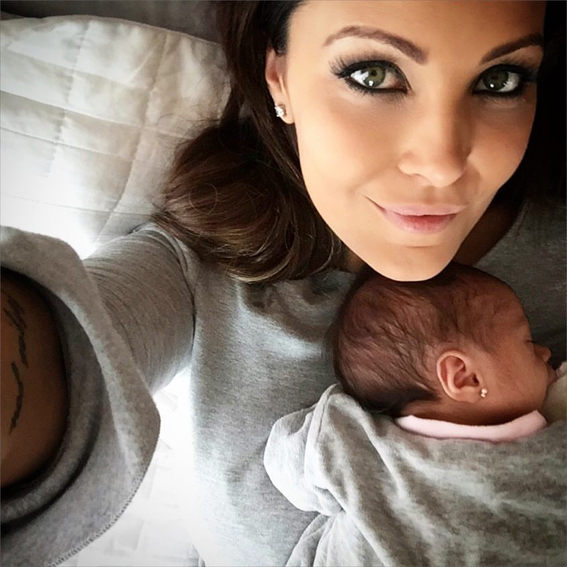 A garotinha do dia 6 de janeiro nasceu pertinho do aniversário da mãe aquariana. Cecília festeja a chegada de mais um ano de vida neste dia 28 de fevereiro. Hoje, longe do programa Carona (TV Integração) que durante o período de licença maternidade é apresentado por Mário (Marco & Mário) nós a acompanhamos somente pelas redes sociais; isso quando ela tem um tempinho para postar e dar aquele alô. Desejo um excelente 2016, sendo um ano de muitas conquistas. Feliz aniversário e muita saúde! #BdayCeciliaRibeiro