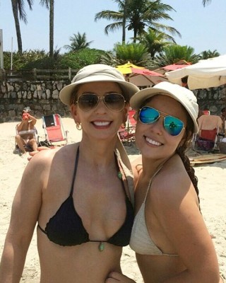 Para Gisele Aguiar e Maria Paula, a opção foi baixar âncora na belíssima praia do Pernambuco em Guarujá (SP).