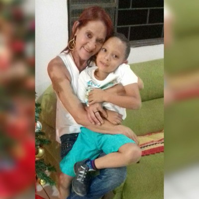 Gustavo Vieira da Silva, acompanhado pela mãe Luciene Vieira, aniversariante do dia 18