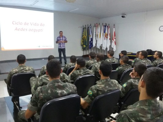 Coordenador do Controle de Zoonoses, Wellington Colenghi, durante capacitação para militares realizada no Batalhão