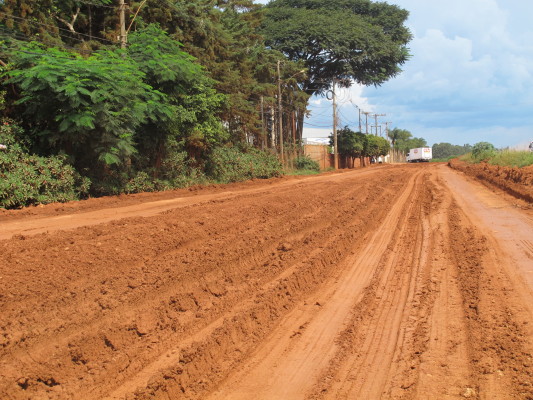 Falta de sinalização, péssimas condições de tráfego, terra e sujeira formam o trecho de obras paralisadas 