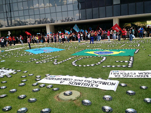 A manifestação dos educadores também foi contra a política de parcelamento dos salários