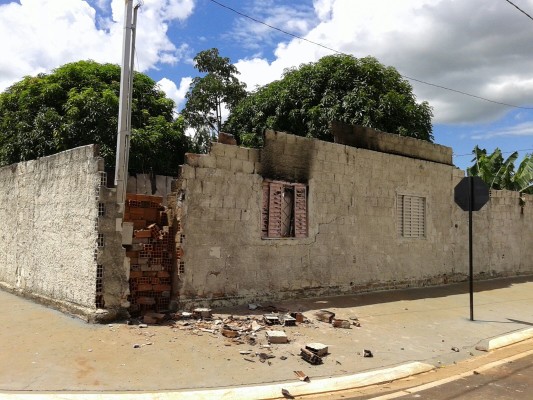 Residência ficou destruída 