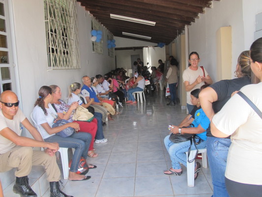 Dezenas de servidores aguardaram pelo pagamento na sede do Sintespa