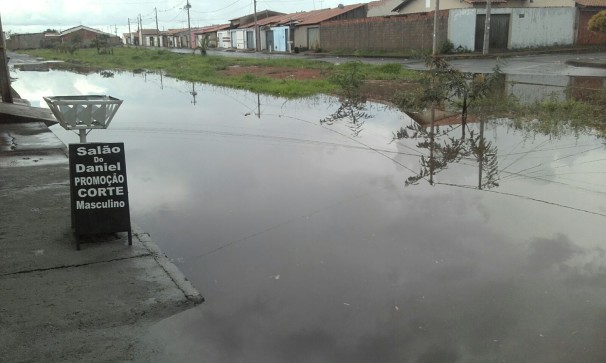 Em poucos minutos de chuva, as ruas AI e A2, no Residencial Madri, ficaram cobertas pela água