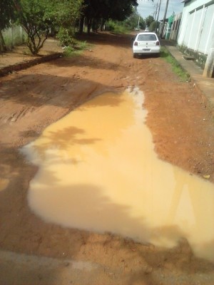 Rua das Emboabas, no final da avenida Comissão Cruls, ainda havia poças d’água na manhã de ontem