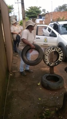 Quantidade de lixo encontrado nas coberturas dos pontos de ônibus impressionou os agentes