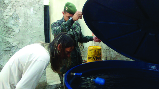 Agentes recolhem materiais espalhados em construções