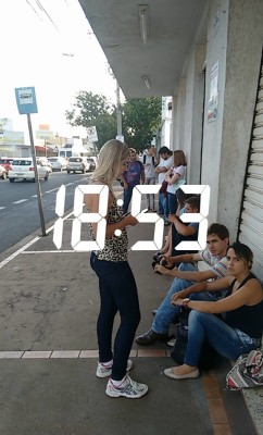 Imagem de alunos esperando o ônibus da Reis&Tur em Uberlândia