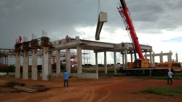 Equipe trabalha no posicionamento de vigas de 19 toneladas 