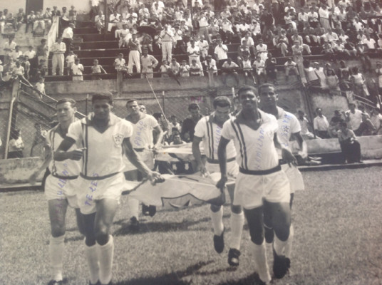 Pelezinho (à direita) conduz jogadores do Araguari rumo ao campo de jogo 