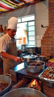 HOMENAGENS Devidamente paramentado como chef de cuisine o aniversariante do dia 2 Amilcar Rodrigues da Cunha fez o que mais gosta -- preparou delicioso almoço para receber um grande número de amigos que esteve em sua residência para cumprimentá-lo. A ele, votos de muitas felicidades, saúde, paz...