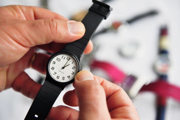 Relógios deverão ser atrasados em uma hora