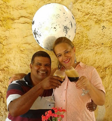 Jane Vieira Mendes, aniversariante do dia 25, comemorando ao lado do marido Silvino Mendes, recebendo também o carinho de toda a família 