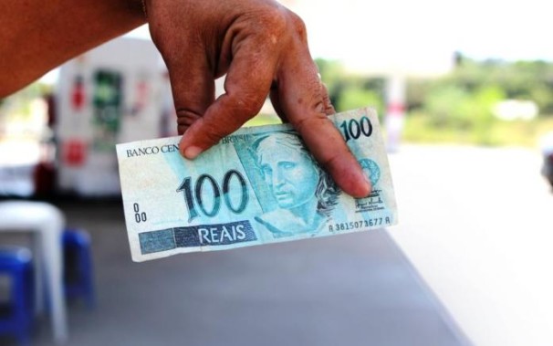 Comunidade deve estar atenta ao repasse de notas falsas de 100 reais