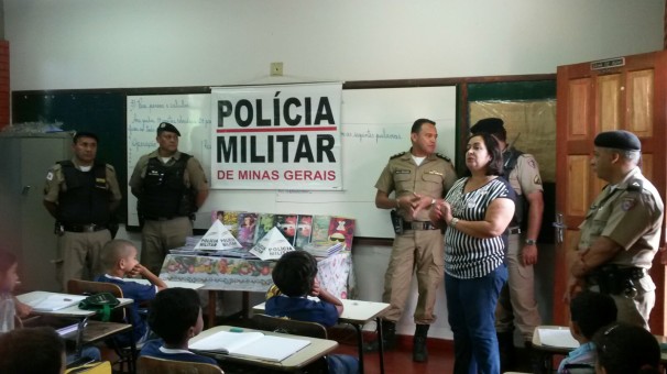 Militares fazem doação de cadernos a estudantes da rede pública de ensino