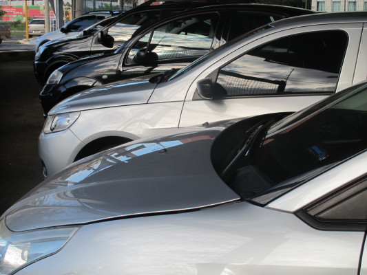 Muitos brasileiros tem trocado modelo mais caro por outro mais barato