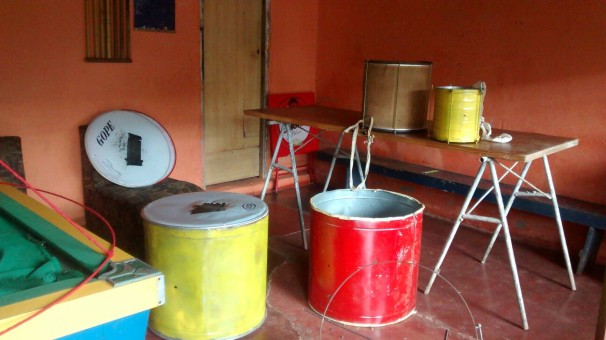 Carnavalesca trabalha na confecção de fantasias para o desfile