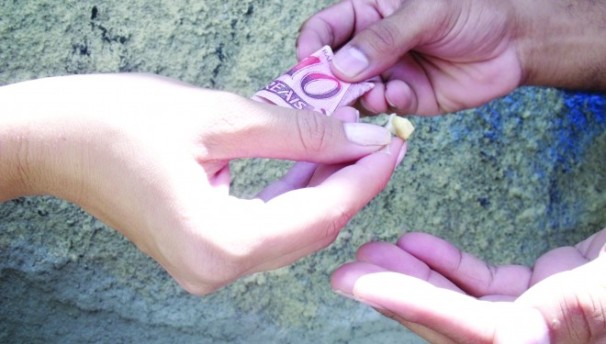 Três pessoas foram presas em flagrante pelo envolvimento com a comercialização e o consumo de drogas