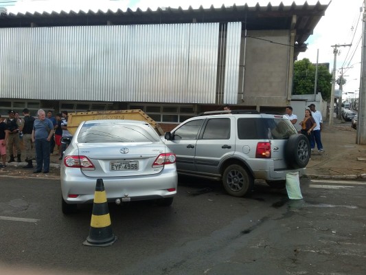 Automóveis se chocaram contra caçamba na avenida Coronel Theodolino