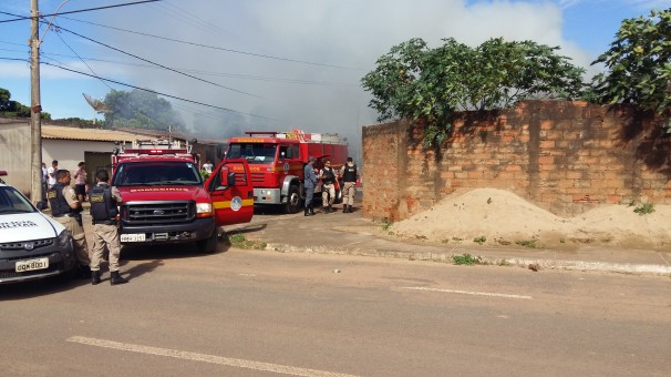 Equipe do Corpo de Bombeiros foi ameaçada por suspeita de atear fogo em residência