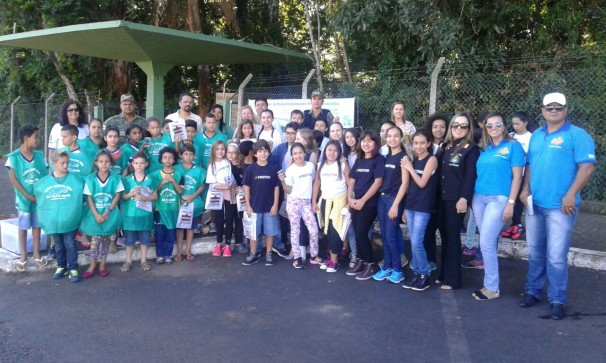 Equipe da Semana da Água 2016 promoveu blitz educativa em frente ao bosque municipal