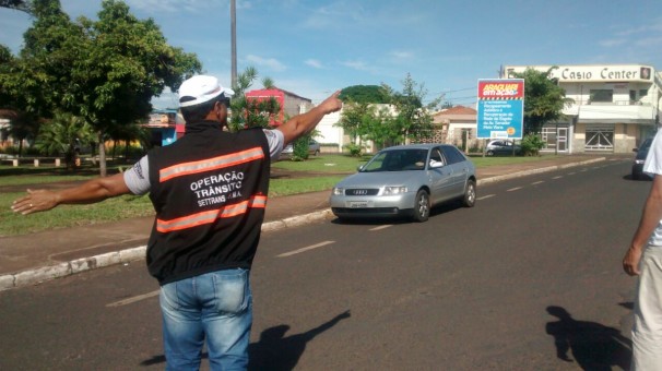 Equipe orienta motoristas em relação ao imposto e segurança no trânsito