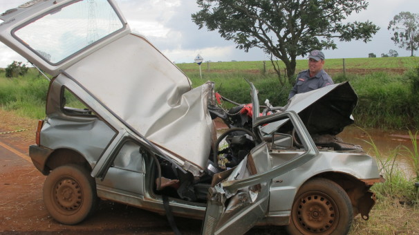 Carro ficou totalmente destruído