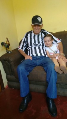 Antônio Trindade aniversariante do dia 23 com a neta Maria Clara e o eterno Atlético Mineiro 