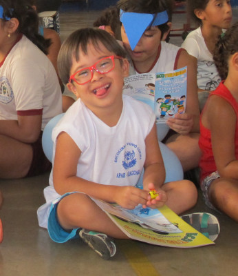 O pequeno Kauã durante comemoração na APAE