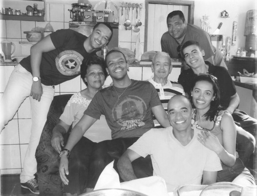 Beatriz Maria de Deus Peixoto aniversariante do dia 10  ao lado do filho Lucas e dos irmãos e pais 