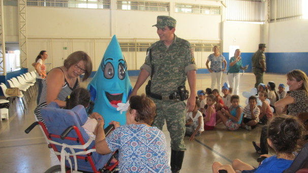 Alunos receberam a visita da Gotinha D’água