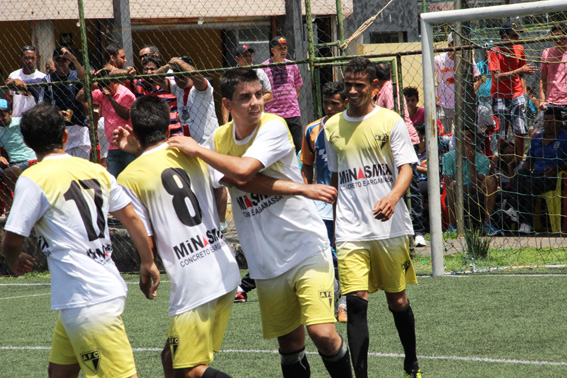 Jogadores comemoram gol do Amanhece