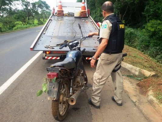 Veículo foi abandonado pelos criminosos (PRF)