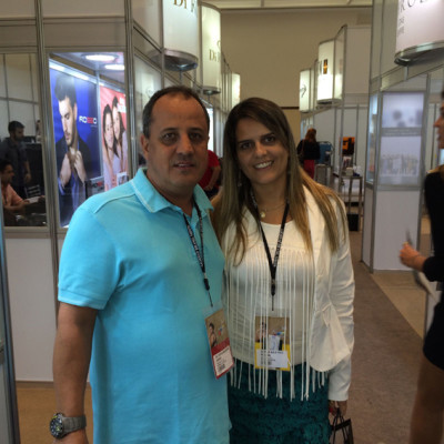  E os araguarinos são “fogo” mesmo! Não param de buscar novidades e tendências para nossa querida cidade. Desta vez o empresário Ulisses Moreira e sua esposa Carla Nobrega foram até São Paulo para participar da 30ª edição da AJORESP BRASIL SHOW. Um evento exclusivo para o setor joalheiro, a Ajoresp Brasil Show é uma das principais feiras nacionais de joias. Realizada duas vezes por ano – em março e setembro – desde 2009 a feira acontece no Royal Palm Plaza, um resort urbano localizado na cidade de Campinas. Um show de novidades e coisas boas vem por ai! #AJORESP2016