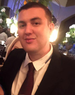 E vocês acharam que as comemorações na casa dos Tonini iam parar? Não! Na Sexta-feira da Paixão é a vez dele, Lúcio Tonini. Neste dia 25 o empresário comemora a chegada de mais um ano de vida. Tenho pra mim que, se em um de nossos jornais tivesse uma coluna de gastronomia e críticas culinárias, apostaria todas as minhas fichas em Lúcio Tonini. O garoto sabe tudo e aprecia uma comida de qualidade, do barzinho ao prato do chef. Deixo aqui meus votos de felicidades e muitas comemorações!