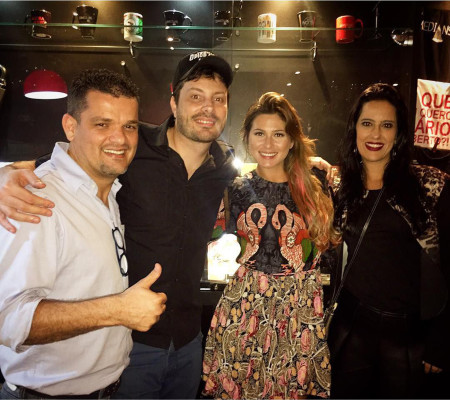 Destaco os meus amigos Nubiana Lopes Oliveira Batista e Crystiano Ferreira Batista que desembarcaram na cidade de São Paulo para o jantar de Leilão do Teleton na última quarta-feira, dia 23. Segundo a assistente de palco e modelo Lívia Andrade, foi uma noite maravilhosa ao lado do casal. Eles também foram recebidos por Danilo Gentilli na casa de show COMEDIANS.